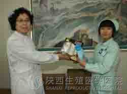 醫(yī)院領(lǐng)導(dǎo)為女員工發(fā)放禮品