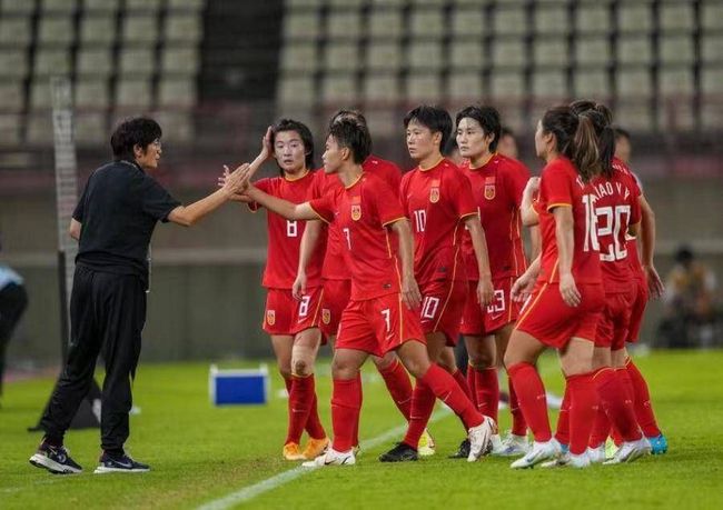女教师在教室光着被调教